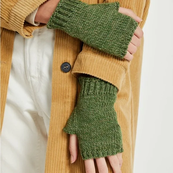 Aran Woollen Mills Gloves Kilmeena Fingerless Mittens - Meadow Green - Picture 2 of 4